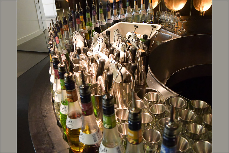 Kreisförmig angeordnete Flaschen in der Ausstellung im House of Bols
