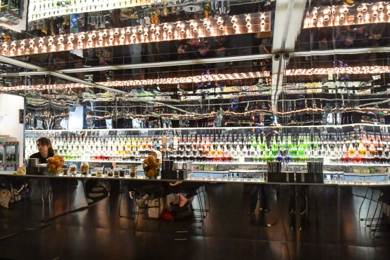 Die Mirror Bar im House of Bols mit bunten Likörflaschen