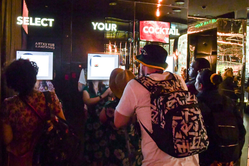 Besucher wählen an Bildschirmen ihren Cocktail im House of Bols