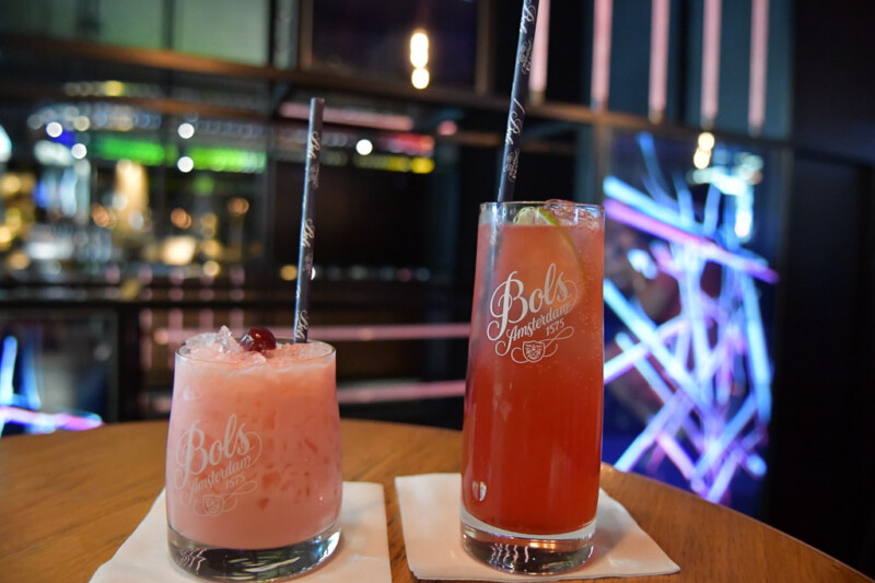Zwei Cocktails auf einem Tisch in der Mirror Bar im House of Bols