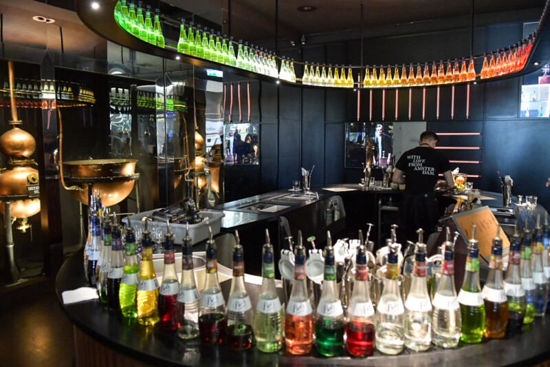 Barbereich mit Cocktails und bunten Flaschen im House of Bols