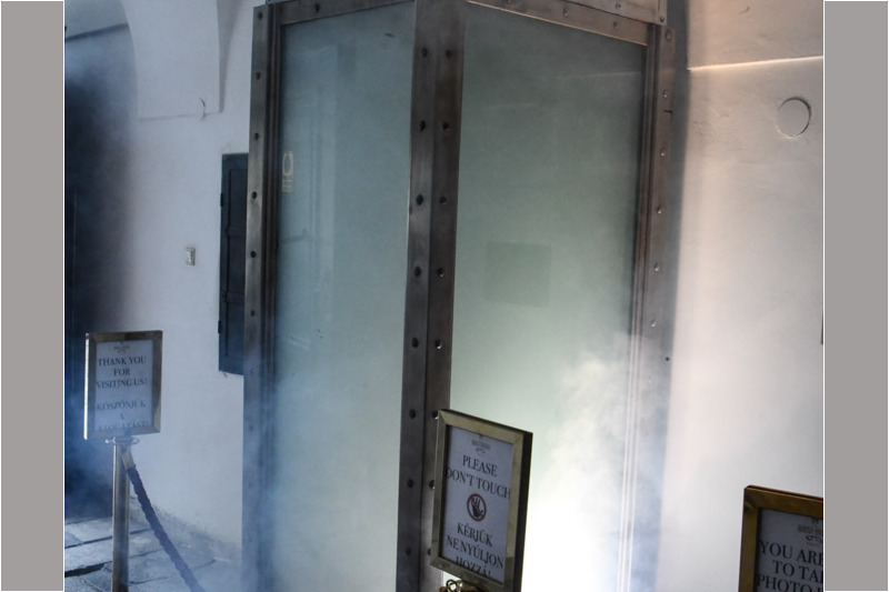 Gläserne Wasserkabine, Nachbau der Chinese Water Torture Cell