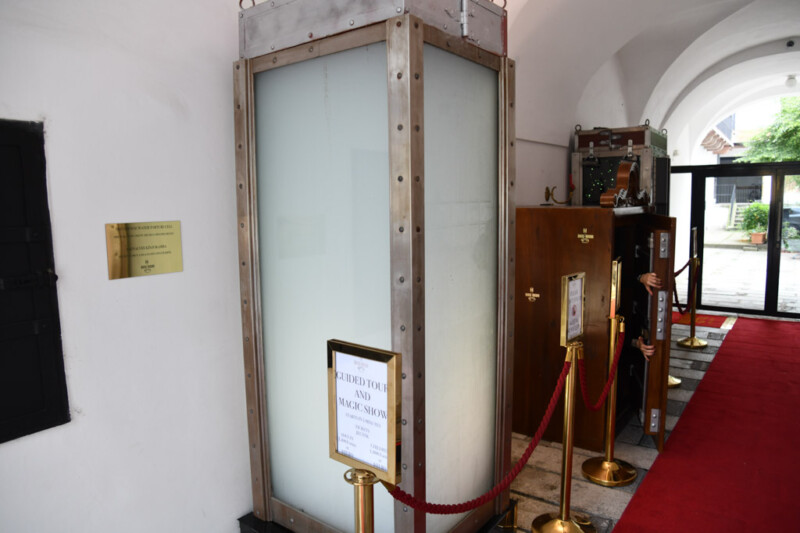 Wasserkabine und Tresor im Eingangsbereich