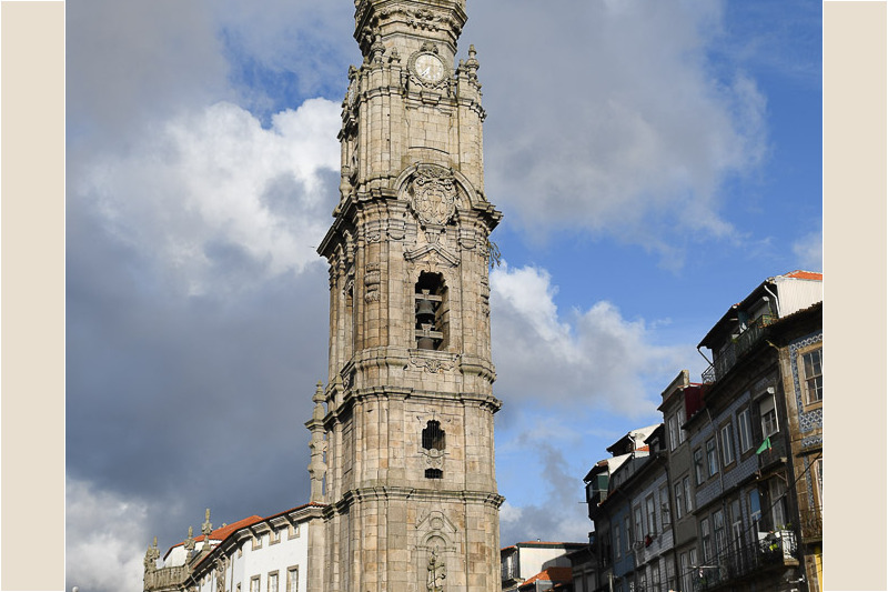 Der Clérigos-Turm an einer Straße