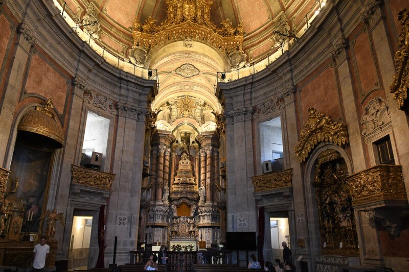 Altarraum der Igreja dos Clérigos mit Kuppel