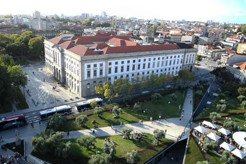 Platz mit Bussen und Grünanlage vom Turm aus