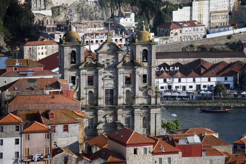 Kirche mit Fassade und Douro im Hintergrund