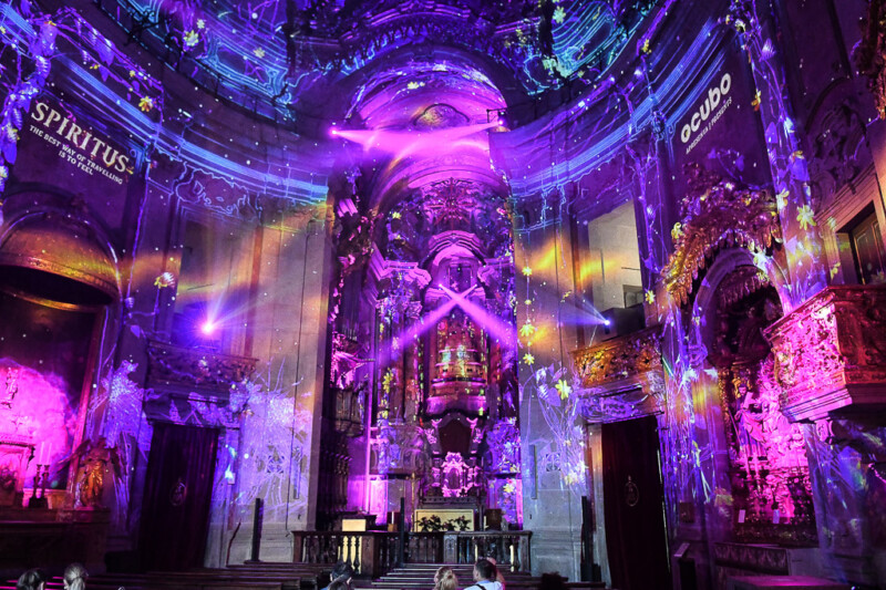 Lichtinstallation im Kirchenraum