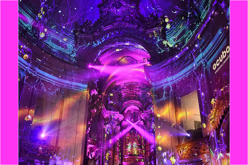 Violettes Licht im Altarraum