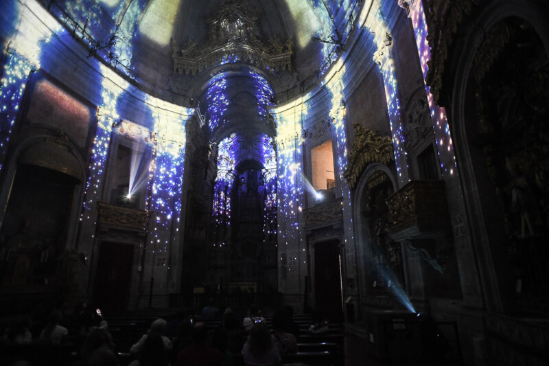 Projektion auf den Wänden der Kirche