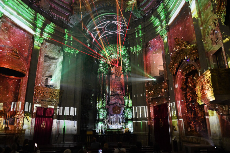 Rot-grünes Licht im Kirchenraum