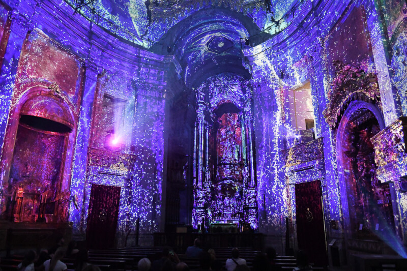Blau-violette Projektion im Kirchenschiff