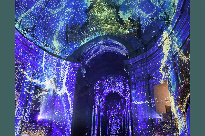 Projektionen in Blau und Violett