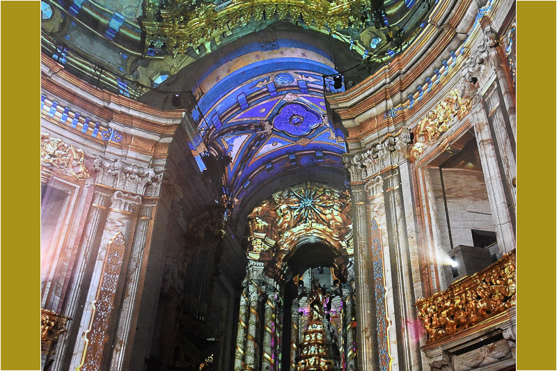 Lichtprojektion auf dem Altar