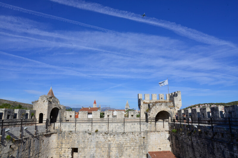 Zinnenbewehrte Mauern und Tor der Festung Kamerlengo