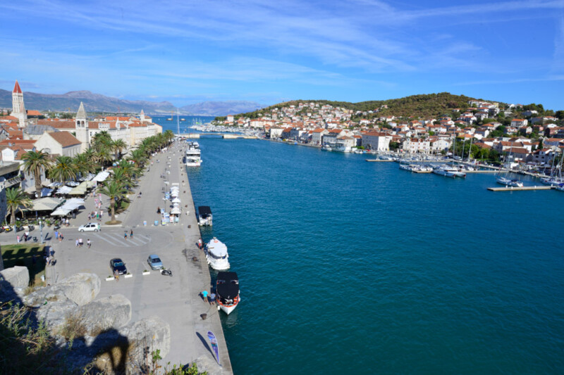 Blick von der Festung auf die Uferpromenade und den Kanal von Trogir