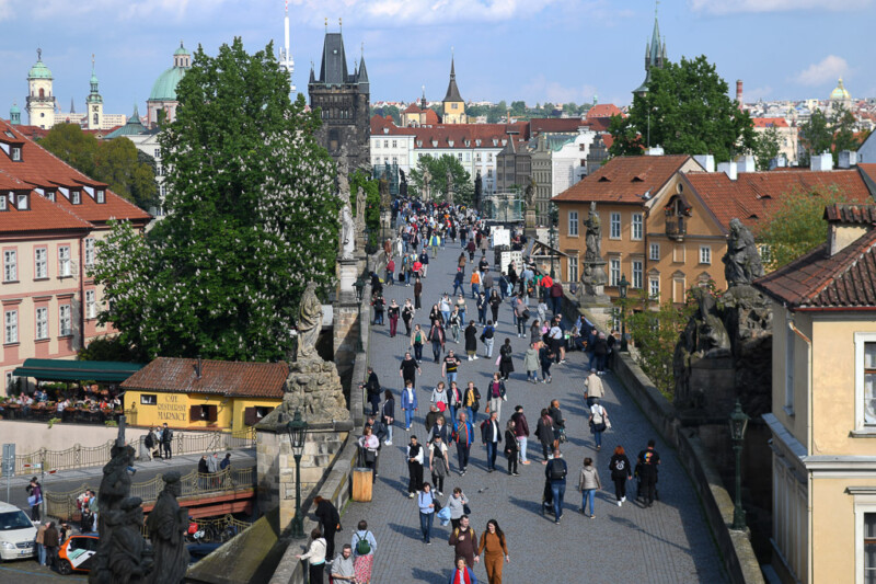 Karlsbrücke mit Menschen von oben
