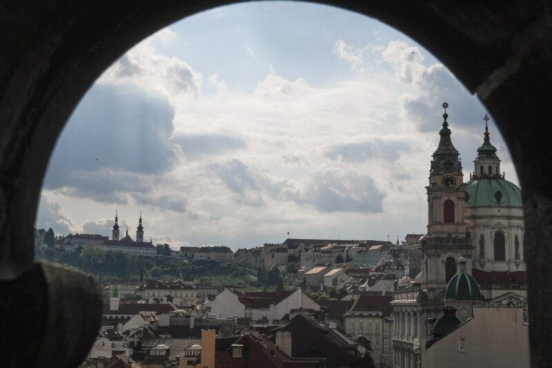 Blick durch einen Bogen