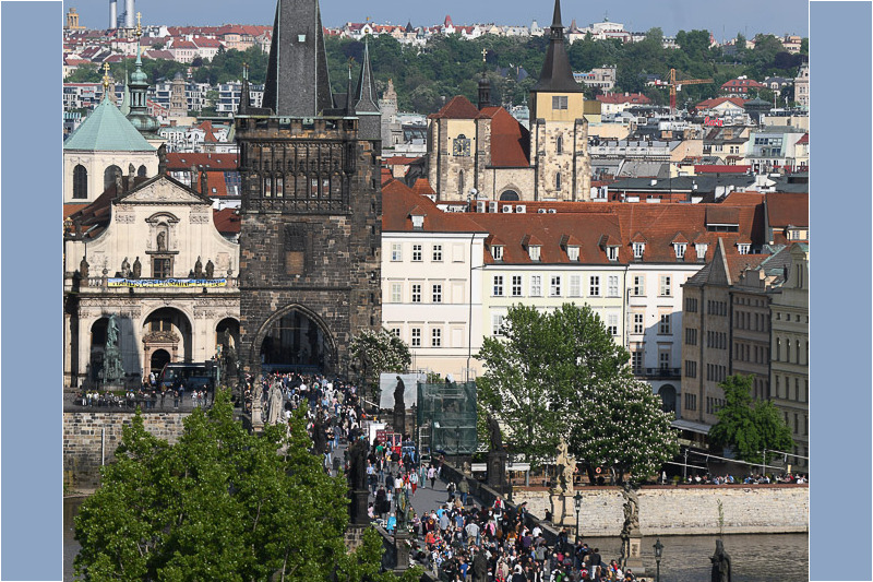 Altstädter Brückenturm in der Ferne