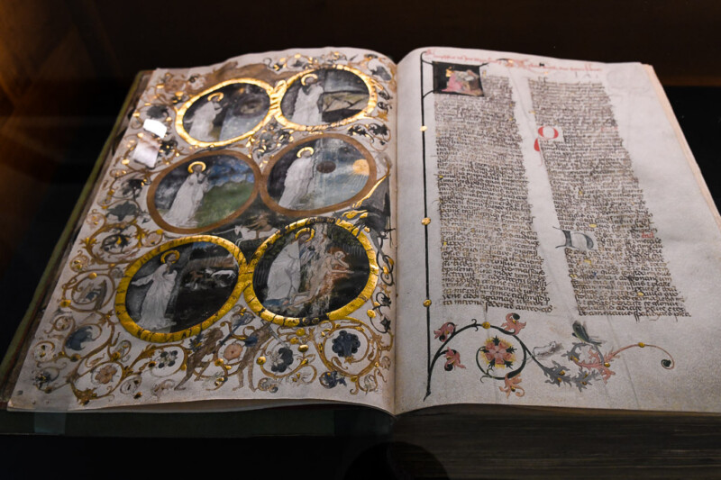 Aufgeschlagenes altes Buch mit Illustrationen