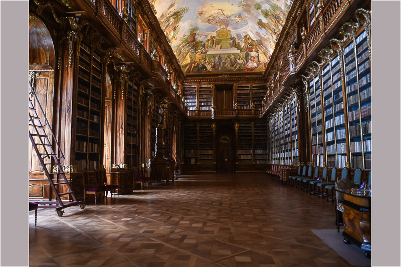 Bibliothekssaal im Hochformat