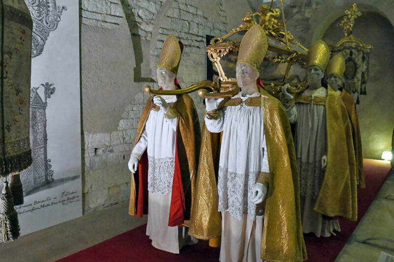 Bischofsgewänder in der Ausstellung
