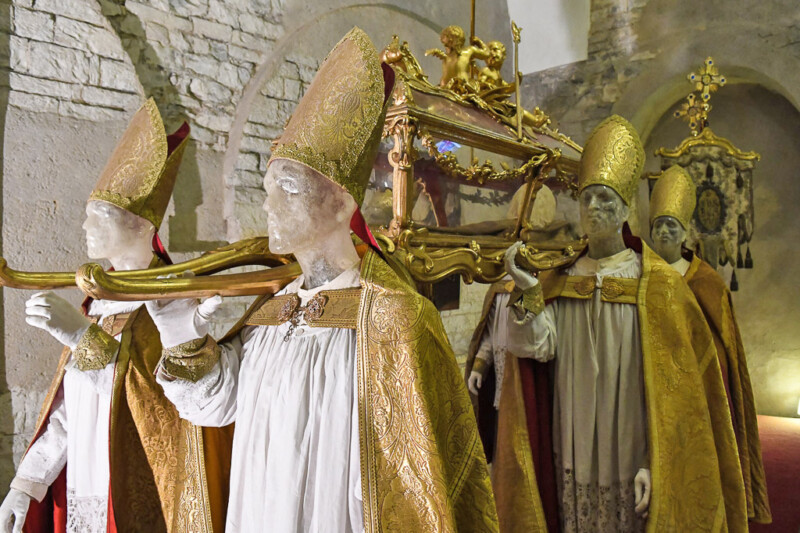 Liturgische Gewänder in einer Vitrine
