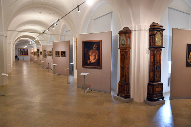Galerie mit Uhr