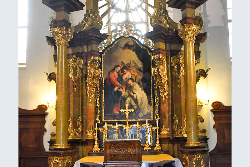 Altar mit goldenen Verzierungen