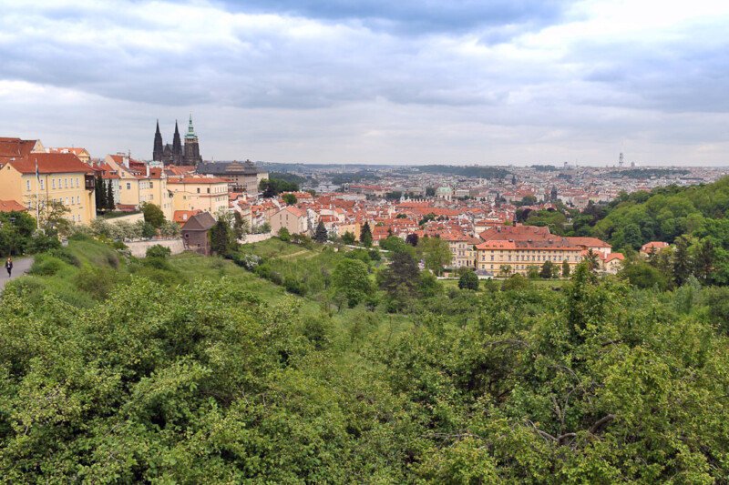 Blick über die Stadt vom Hügel