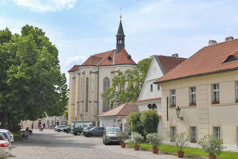 Straße am Kloster mit Kirche