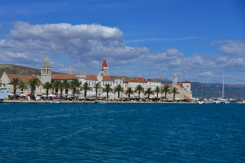 Die Uferpromenade von Trogir mit dem roten Turmdach
