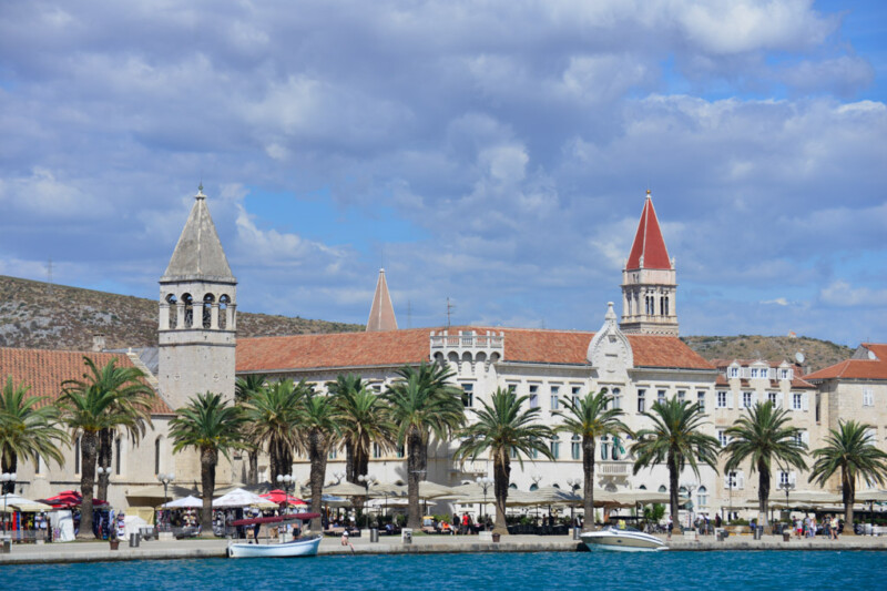 Uferfront von Trogir mit Palmen und Kirchtürmen