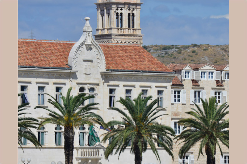 Türme und Uferpromenade mit Palmen in Trogir