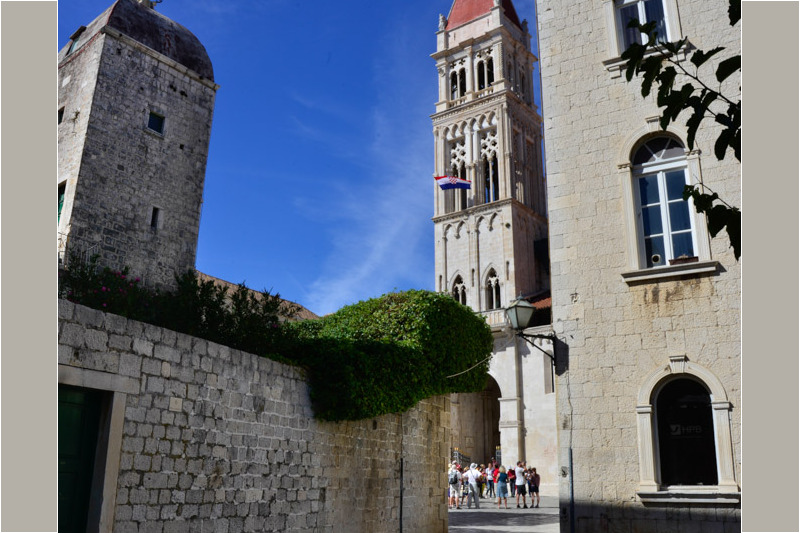 Enge Gasse mit Turm in der Altstadt von Trogir