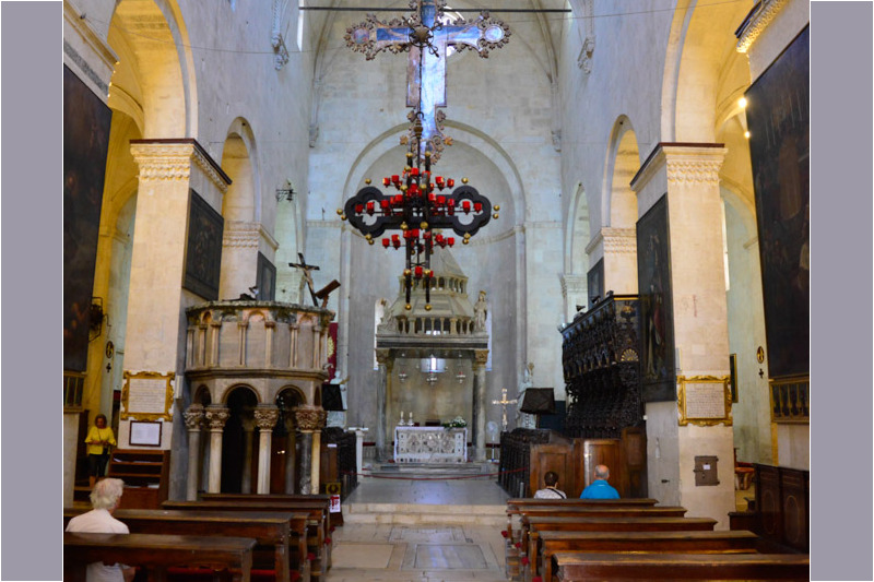 Blick durch das Mittelschiff der Kathedrale mit Kruzifix