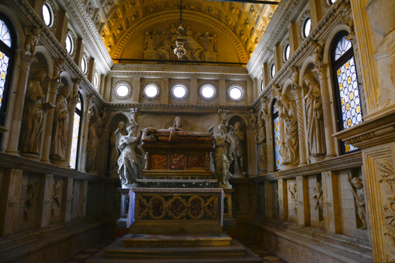 Chorraum mit Skulpturen und goldener Decke