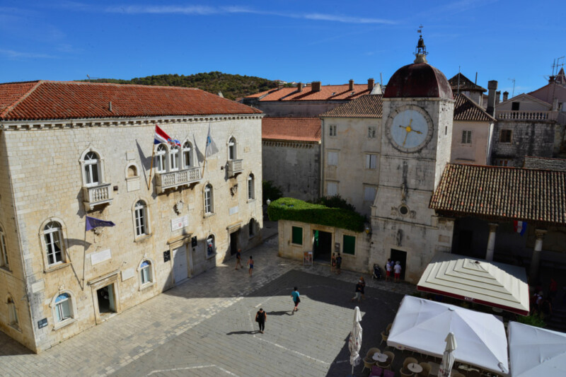 Platz mit Uhrturm in der Altstadt von Trogir
