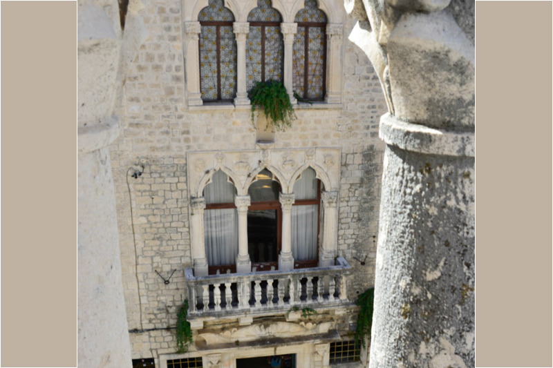 Fenster und Balkon an einem Turm