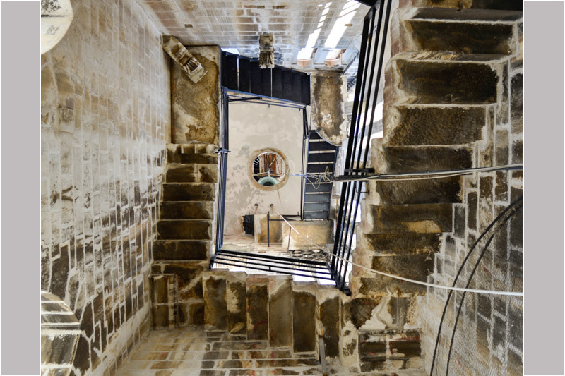Blick in das Treppenhaus des Glockenturms mit Metallstiege