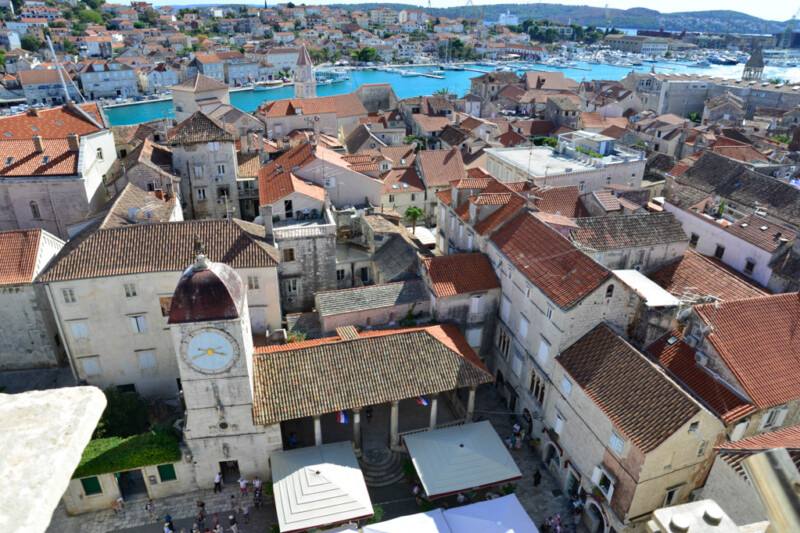Dächer der Altstadt von Trogir vom Glockenturm aus