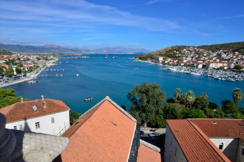 Blick vom Glockenturm auf die Bucht und die Inselwelt