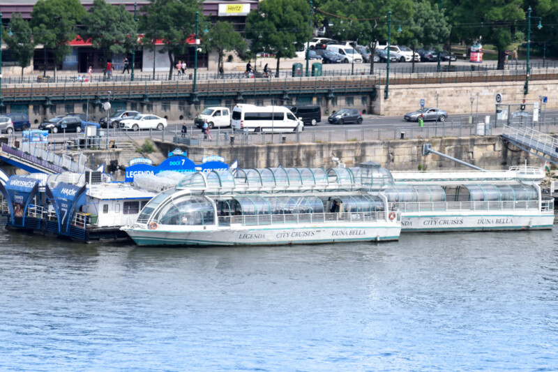 Anleger an der Donau mit Ausflugsschiffen