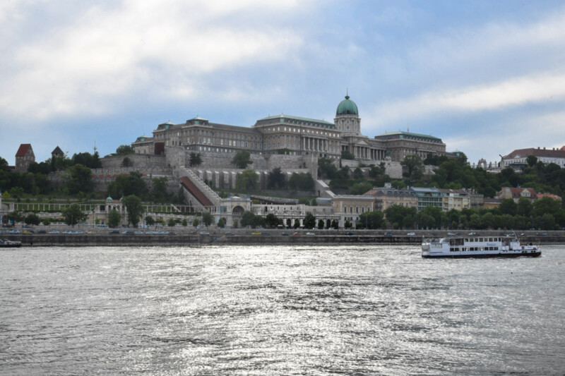Der Burgpalast am Donauufer vom Schiff aus