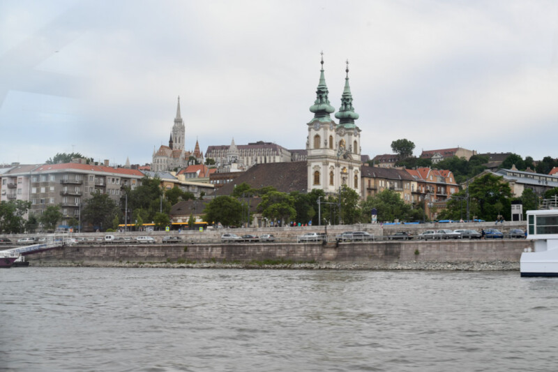 Kirchtürme am Ufer, vom Schiff aus gesehen