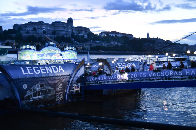 Das Schiff Legenda am Anleger mit der Burg im Hintergrund