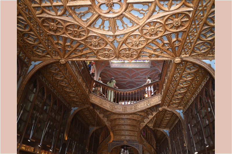 Decke und Treppe von unten