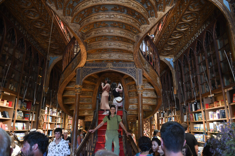 Gewundene Treppe mit Besuchern