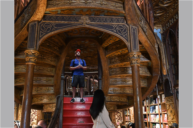 Rote Treppe mit Besucherin