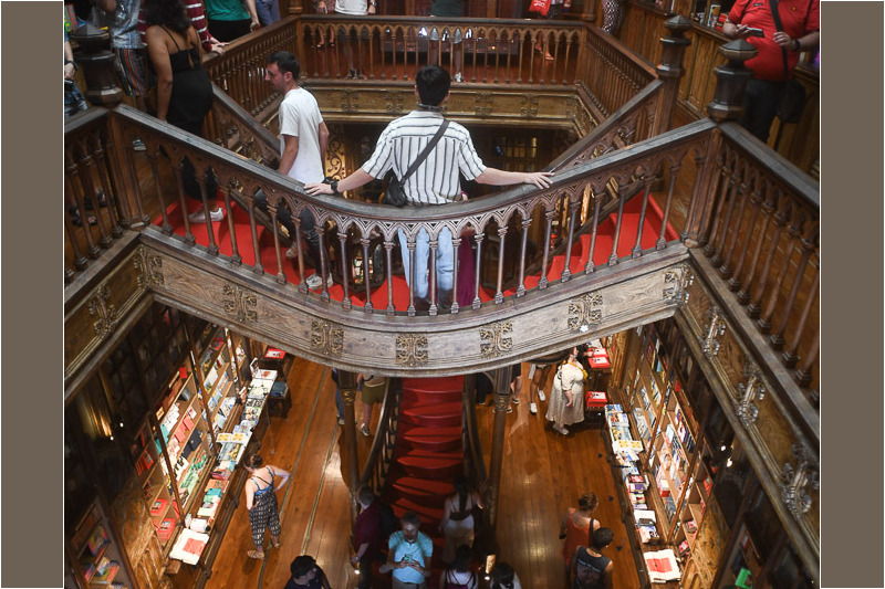 Treppe von oben mit vielen Besuchern